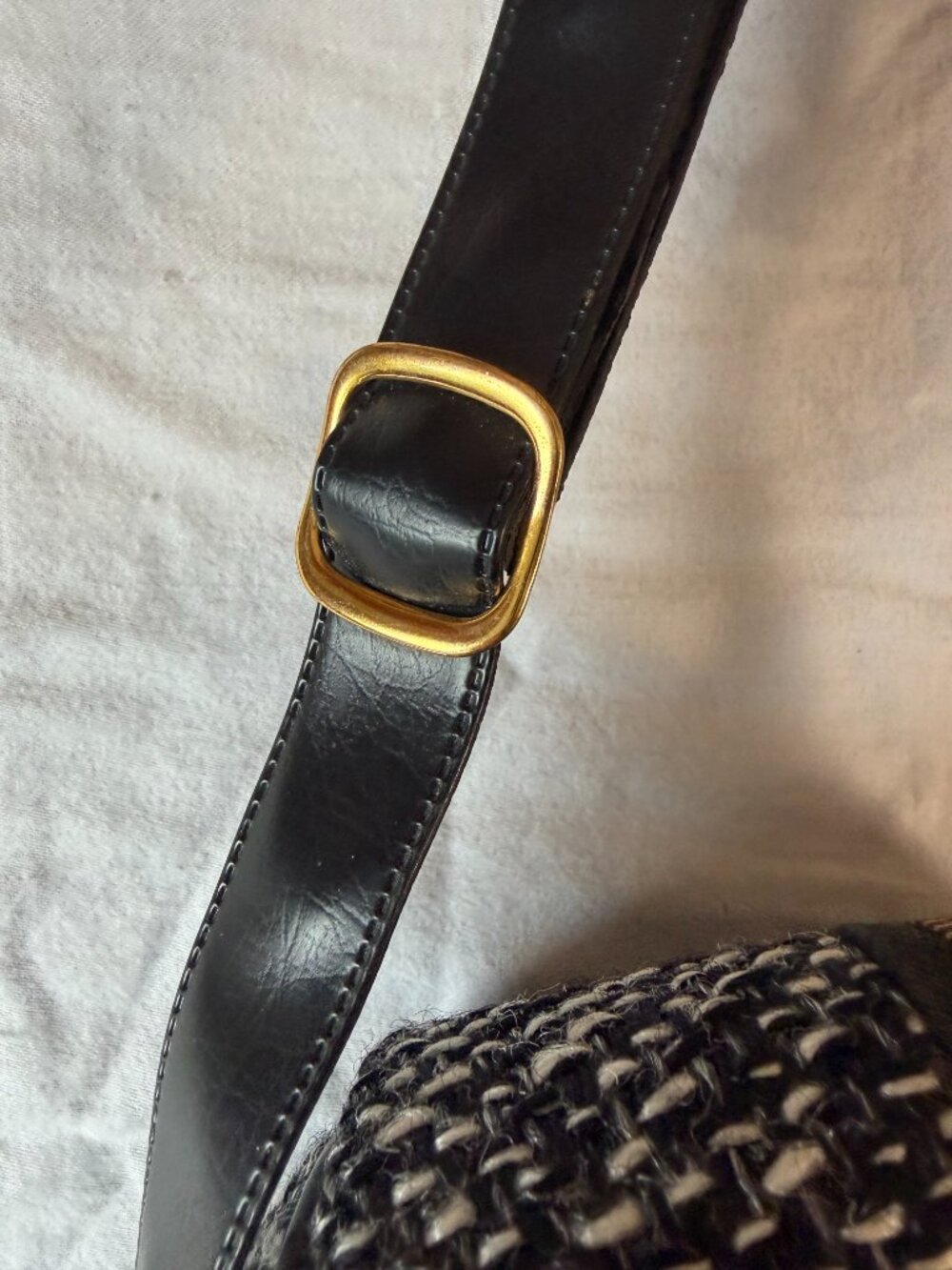 Gray Black White Tweed Crossbody Bag Gold Zippers Adjustable Strap - Picture 5 of 8